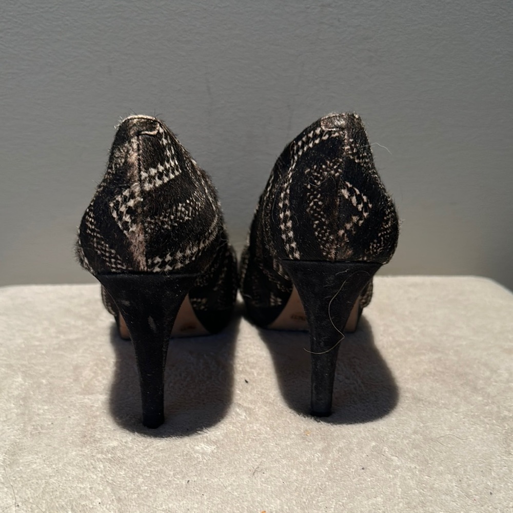 Elegant Black & Cream Women's Heels - Picture 3 of 4